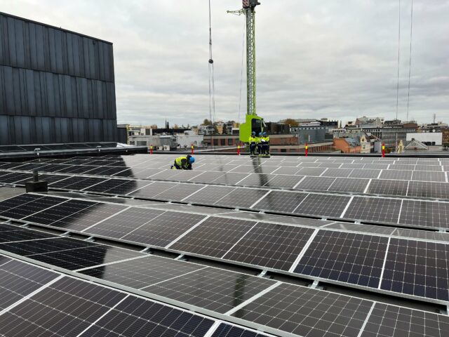 Installerer solcelleanlegg på Hamar Kulturhus