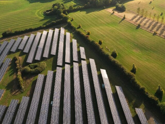 Inngår milliardavtale om bygging av 15 solparker