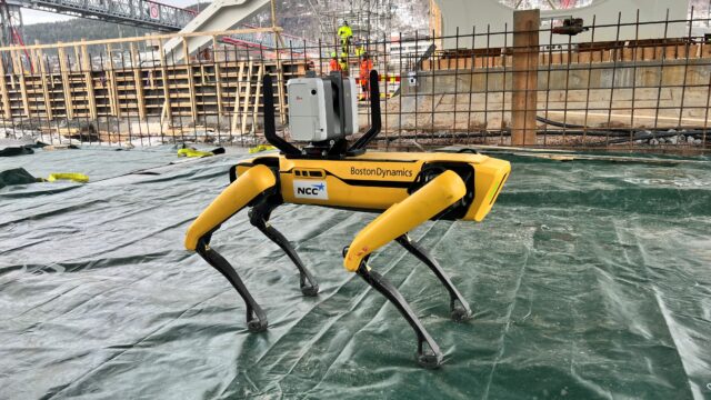 Lufter robothund ved nye Drammen stasjon