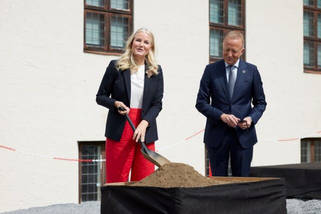 Kronprinsessen la ned grunnsteinen til nytt Vikingtidsmuseet på Bygdøy