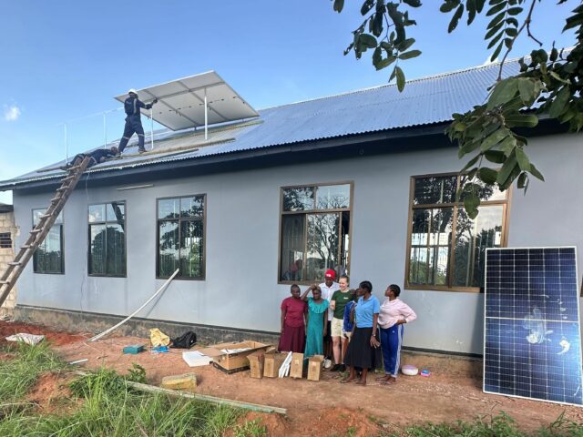 Trainor bidrar til pålitelig strøm  og internett ved skole i Tanzania