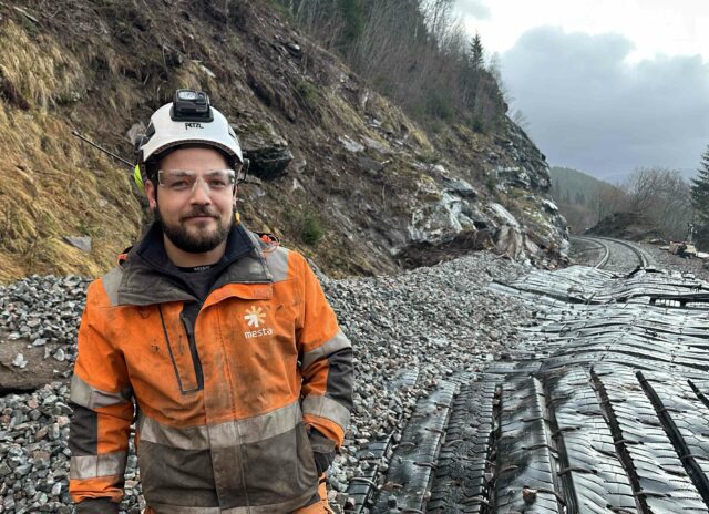 Mesta sikrer fjellsiden langs Nordlandsbanen etter raset ved Finneidfjord