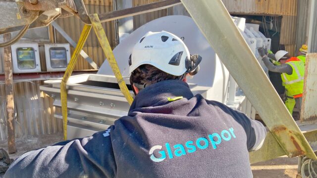 Glasopor med vellykket installasjon av ny elektrisk tørkeovn