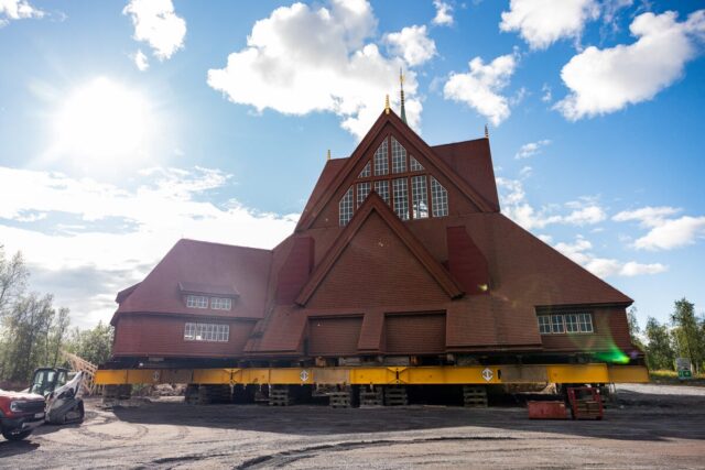 Snart starter historisk flytting av Kiruna kirke