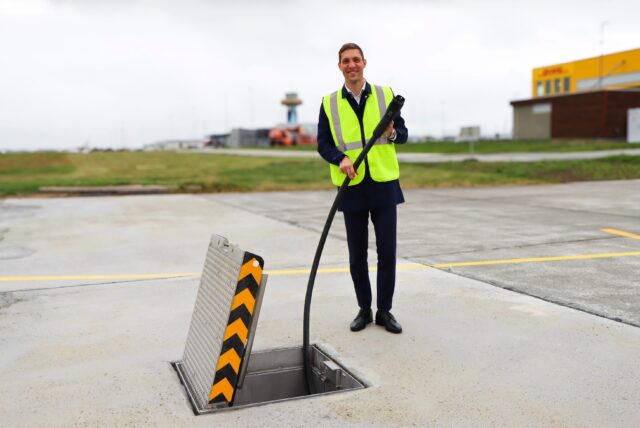 Norges første elflylader installert og klar på Stavanger lufthavn