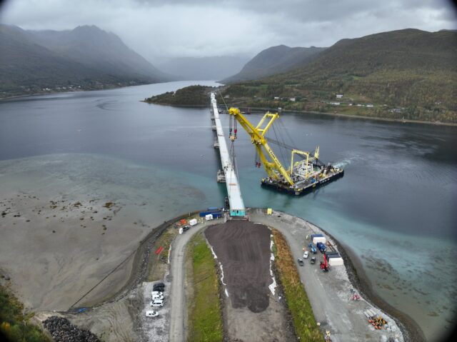 Siste bruelement montert på Ramfjordbrua