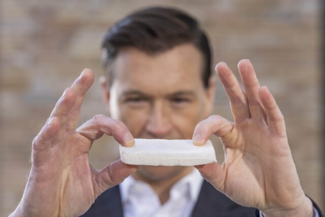 – Dette åpner for å redusere tykkelsen på fasader og yttervegger uten å gå på bekostning av ytelse