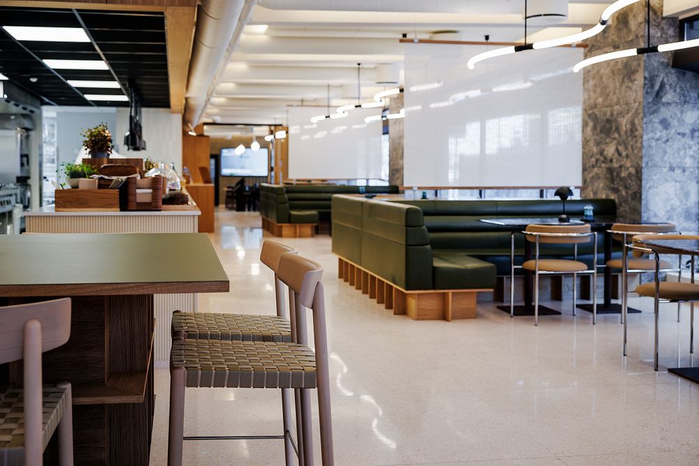 Et bilde av personalrestaurant med mye lys