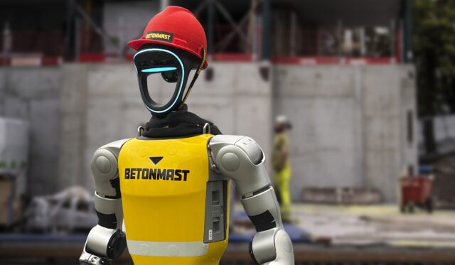 Betonmast tester ut Norges første menneskelignende robot på byggeplass